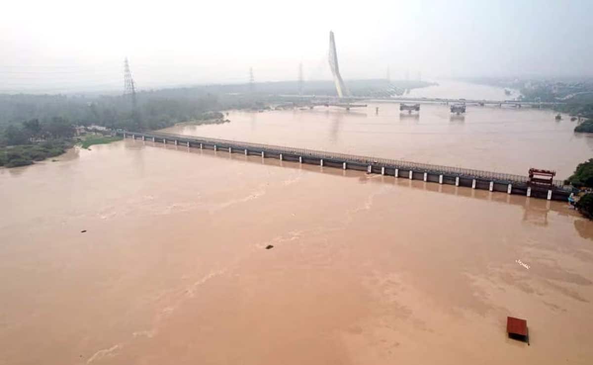 Due to floods in Yamuna, Delhi's roads turned into drains, markets submerged
