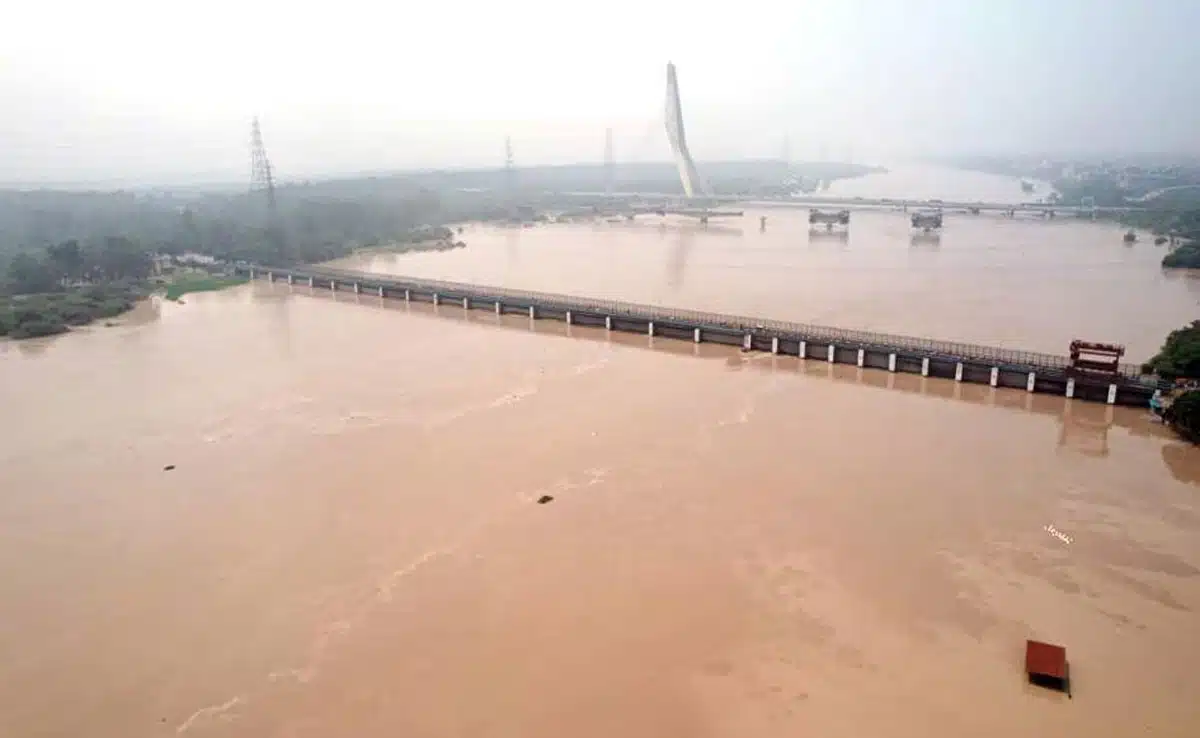 Due to floods in Yamuna, Delhi's roads turned into drains, markets submerged