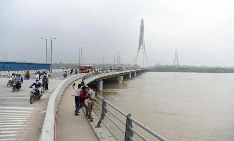 Amid heavy rain in Delhi, the water level of Yamuna reached 206.36 meters