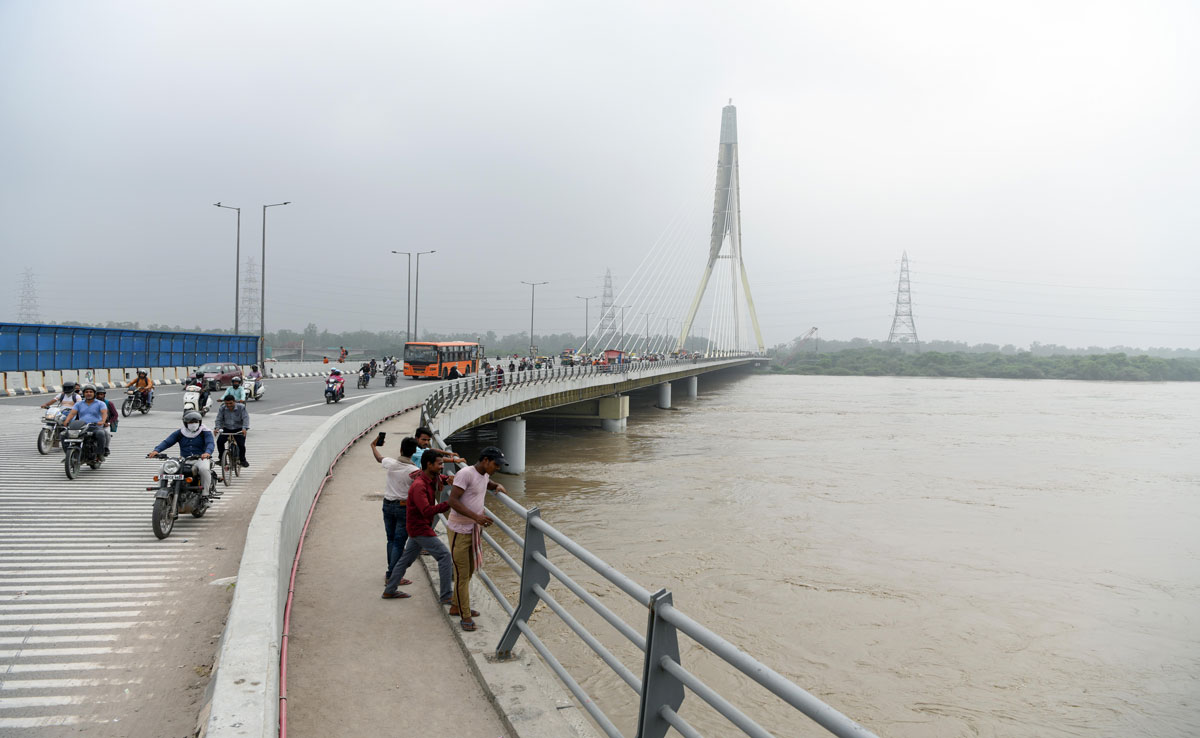 Amid heavy rain in Delhi, the water level of Yamuna reached 206.36 meters