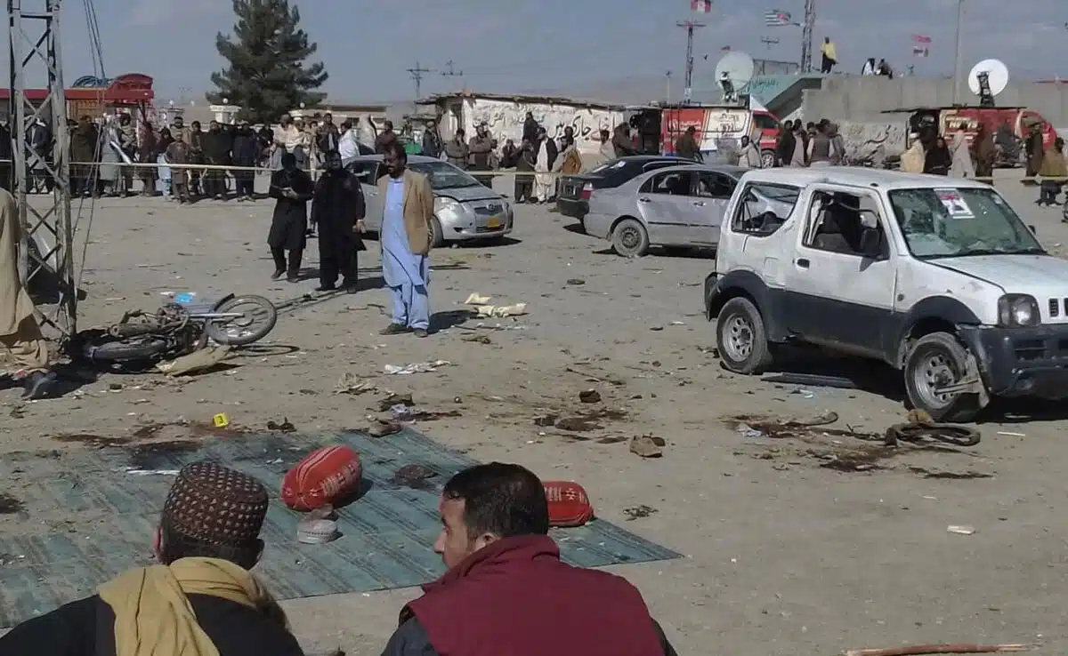 10 killed, over 30 injured in bomb blast near paramilitary headquarters in Pakistan's Quetta