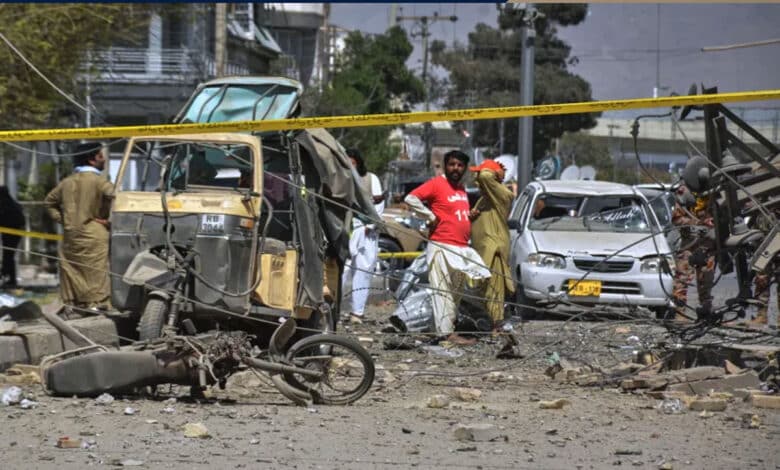 10 killed, over 30 injured in bomb blast near paramilitary headquarters in Pakistan's Quetta