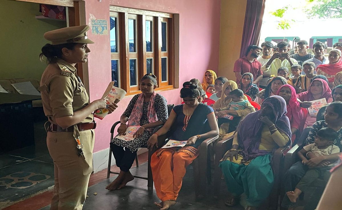 Under Mission Shakti 5.0, women were given information about safety and schemes in Sambhal.