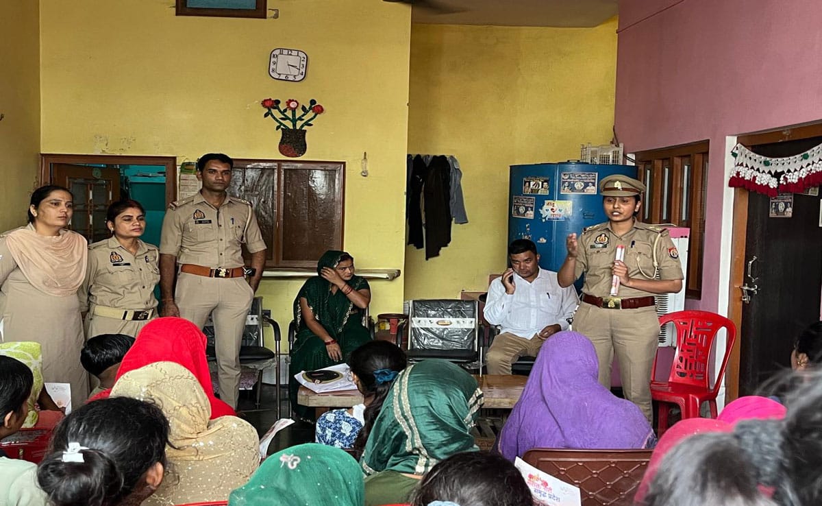Under Mission Shakti 5.0, women were given information about safety and schemes in Sambhal.