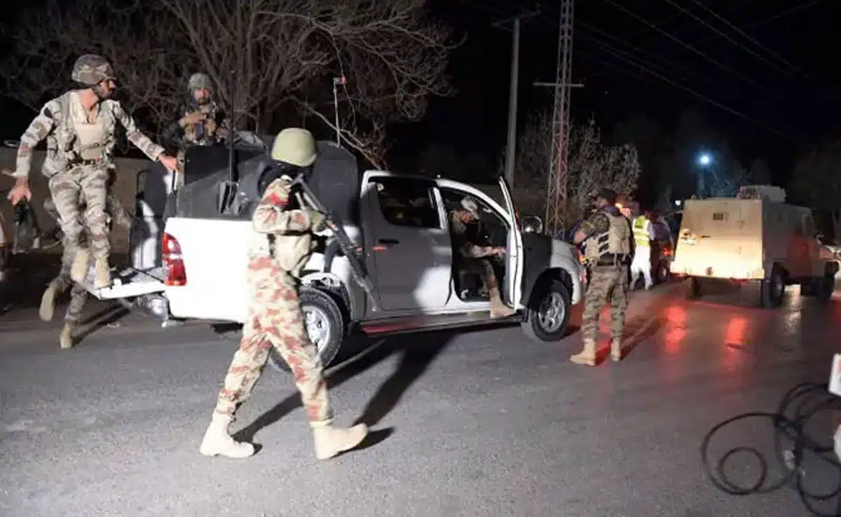7 policemen and 6 militants killed in suicide attack on Pakistan police training centre