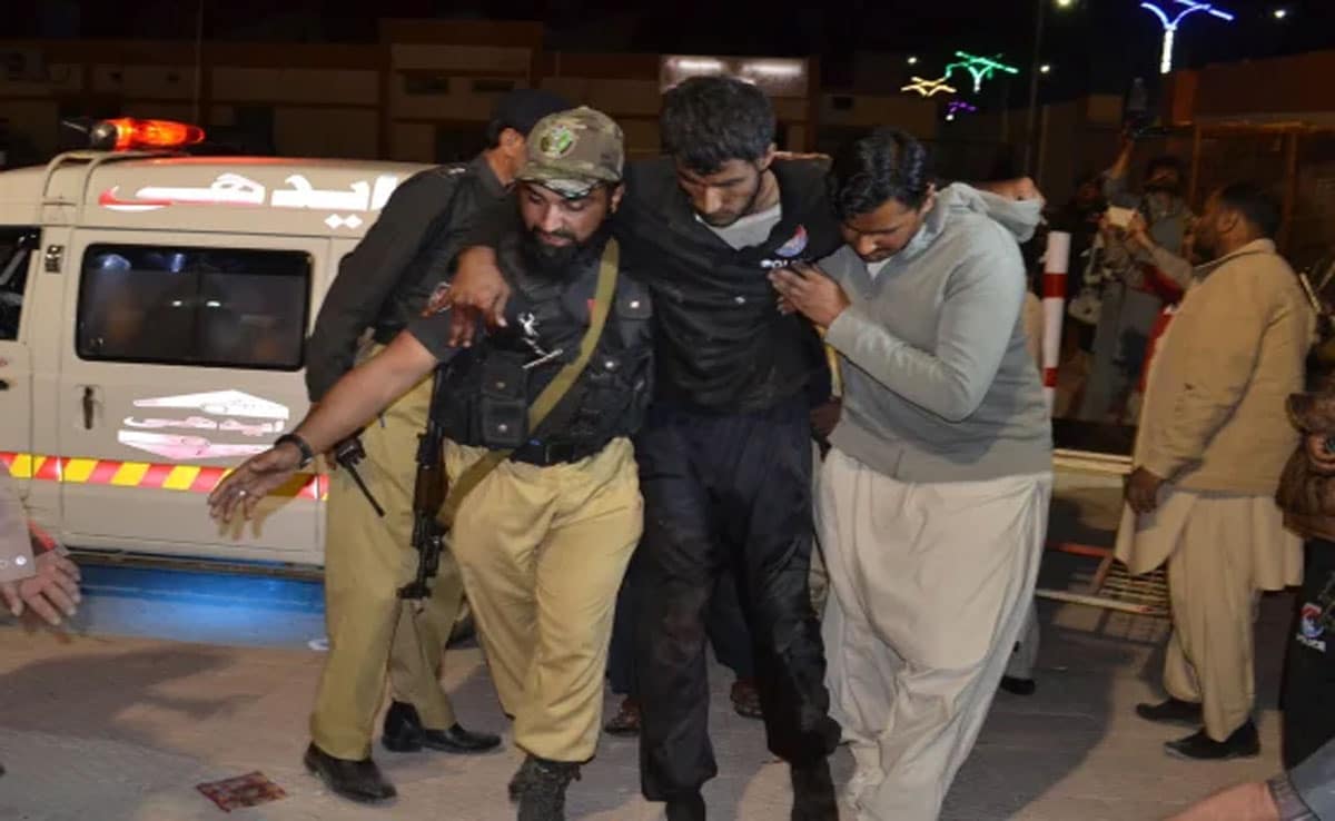 7 policemen and 6 militants killed in suicide attack on Pakistan police training centre