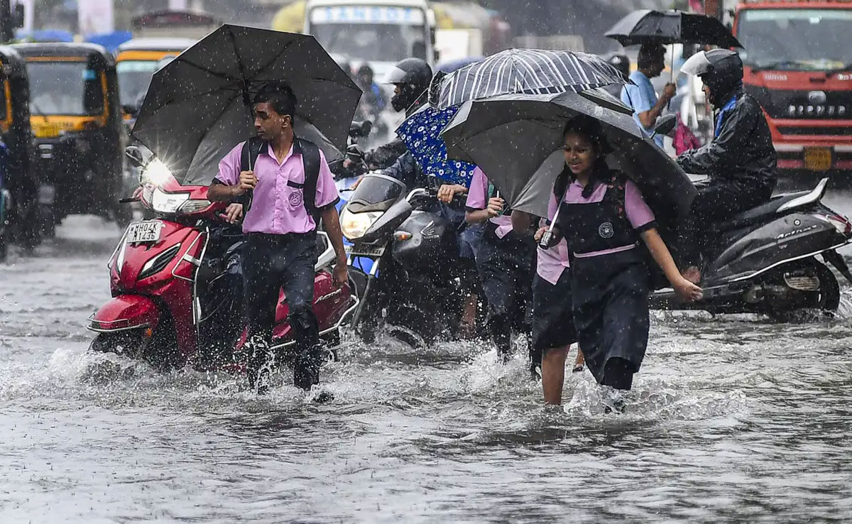 Tamil Nadu: Heavy rains lash Chennai, IMD issues 'red' alert; CM Stalin reviews situation