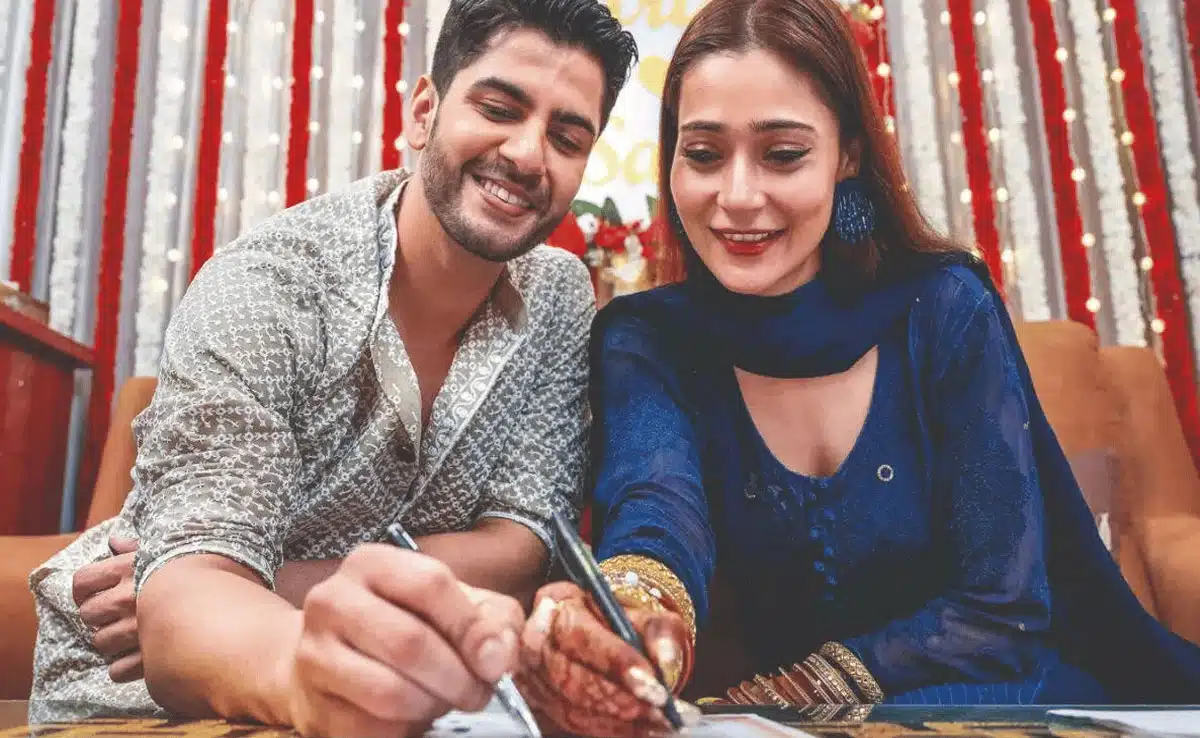 Sara Khan got married! She had a court marriage with Krish Pathak on October 6th.