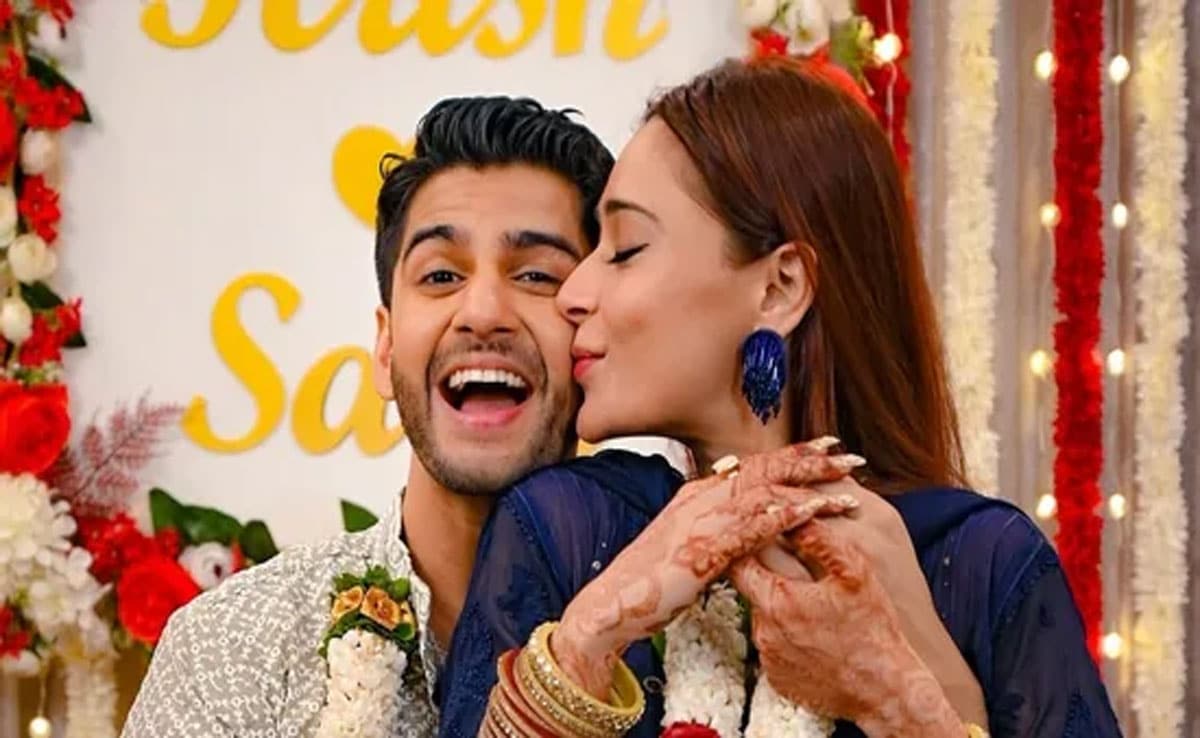 Sara Khan got married! She had a court marriage with Krish Pathak on October 6th.
