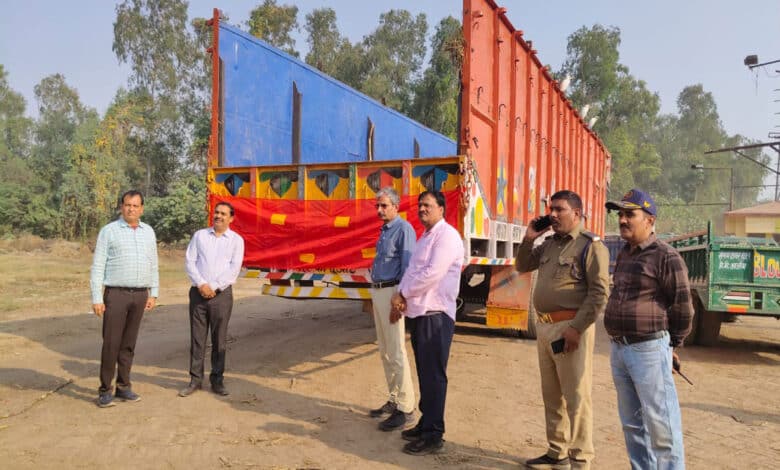 Initiative of ARTO and Sugar Mill Management in Sambhal, reflector campaign started for road safety.