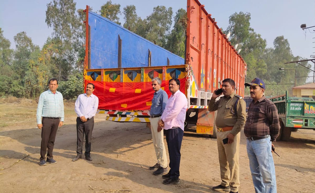 Initiative of ARTO and Sugar Mill Management in Sambhal, reflector campaign started for road safety.