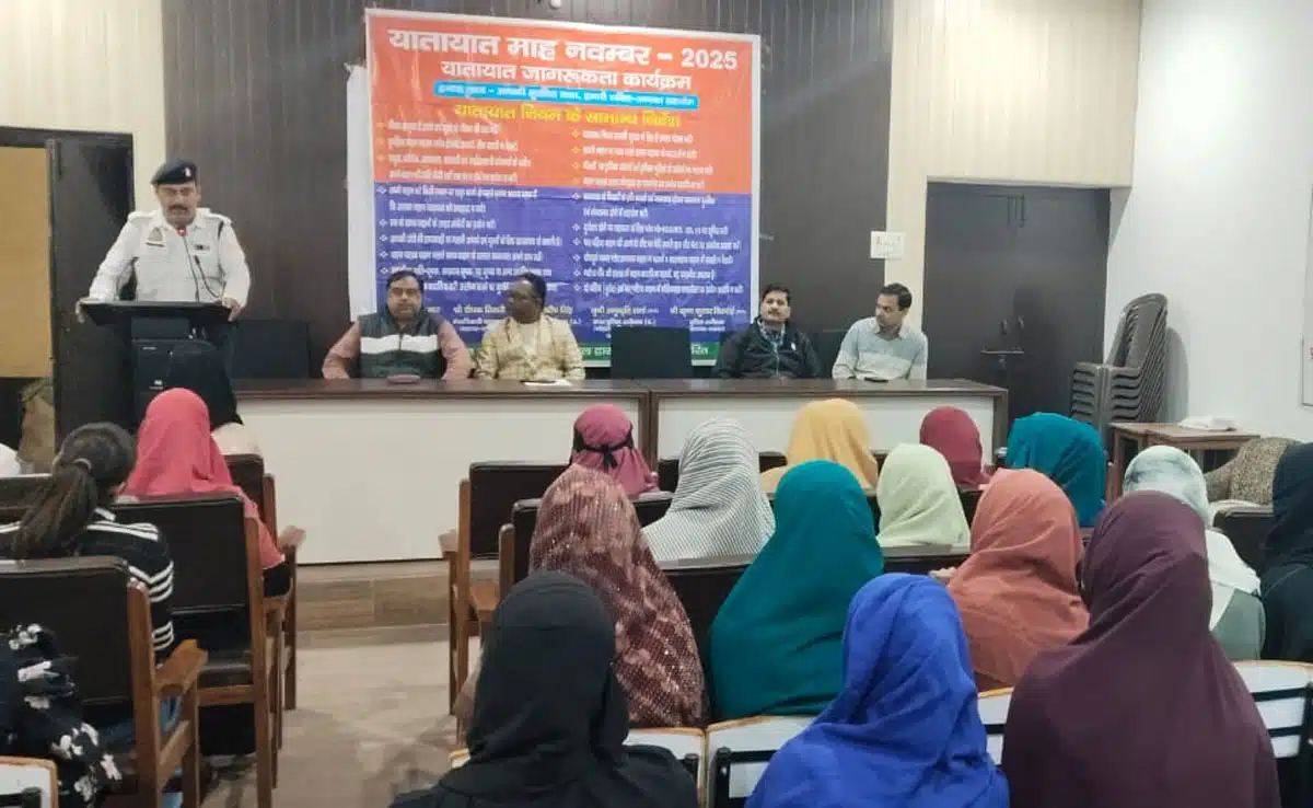 Police's road safety campaign in Sambhal, special program organized in MGM College