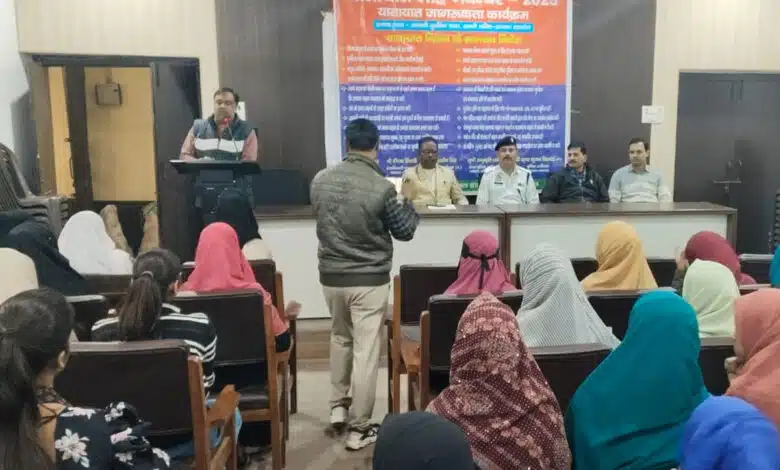 Police's road safety campaign in Sambhal, special program organized in MGM College