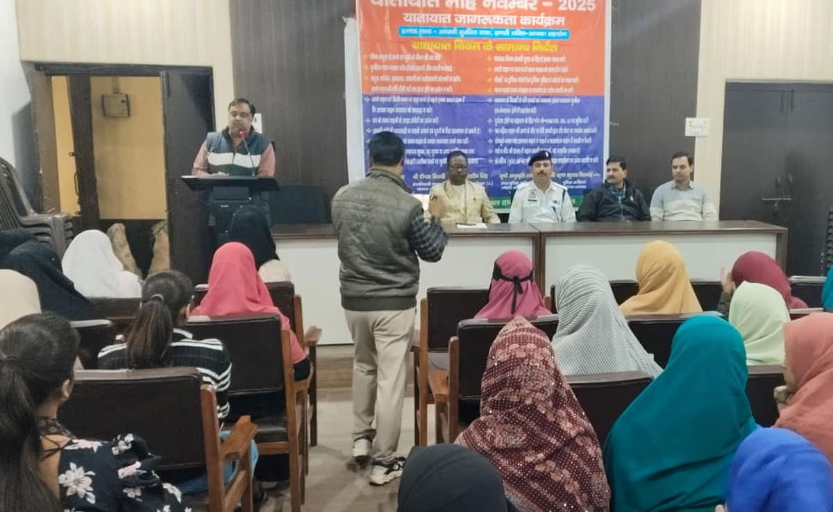 Police's road safety campaign in Sambhal, special program organized in MGM College