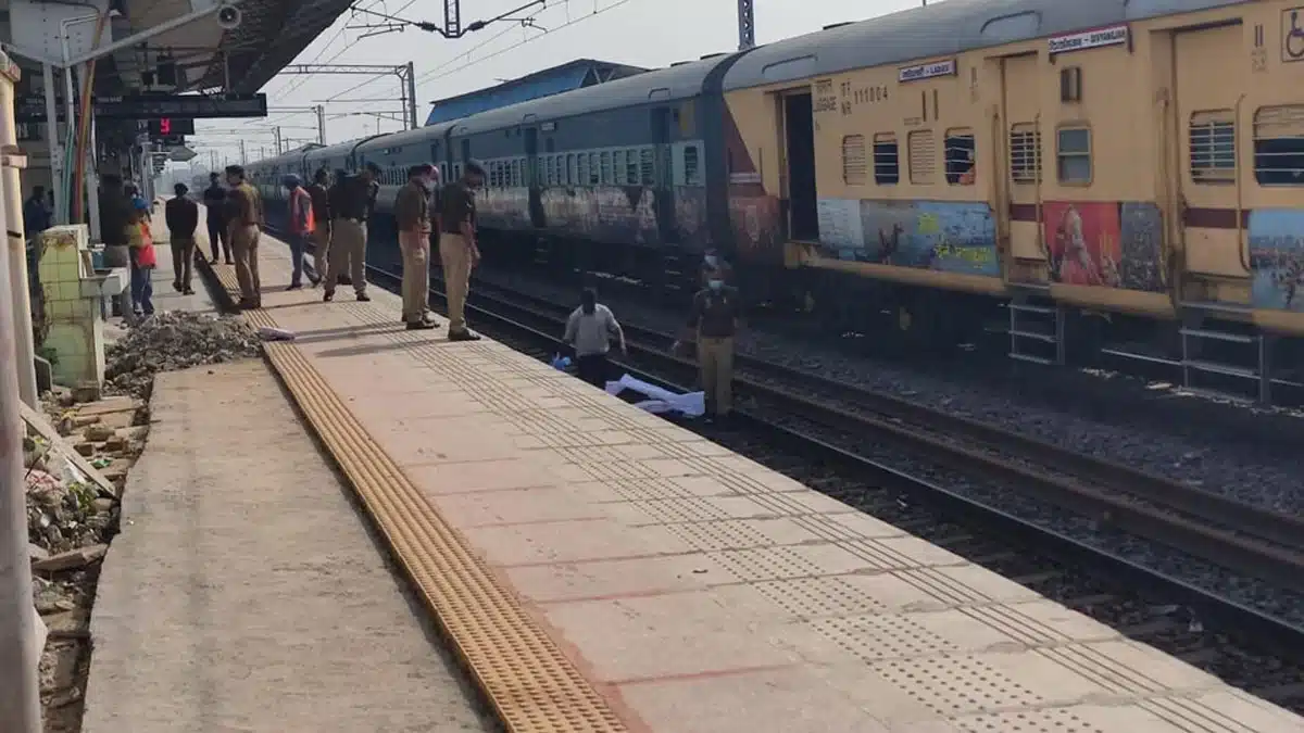 Cuatro peregrinos murieron tras ser atropellados por un tren mientras cruzaban las vías del tren en Mirzapur, Uttar Pradesh.