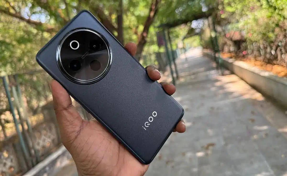 iQOO announces Service Day benefits including free back case and protective film