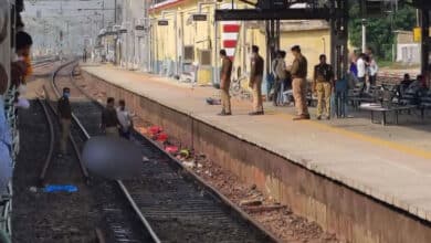 Cuatro peregrinos murieron tras ser atropellados por un tren mientras cruzaban las vías del tren en Mirzapur, Uttar Pradesh.