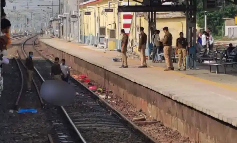Cuatro peregrinos murieron tras ser atropellados por un tren mientras cruzaban las vías del tren en Mirzapur, Uttar Pradesh.