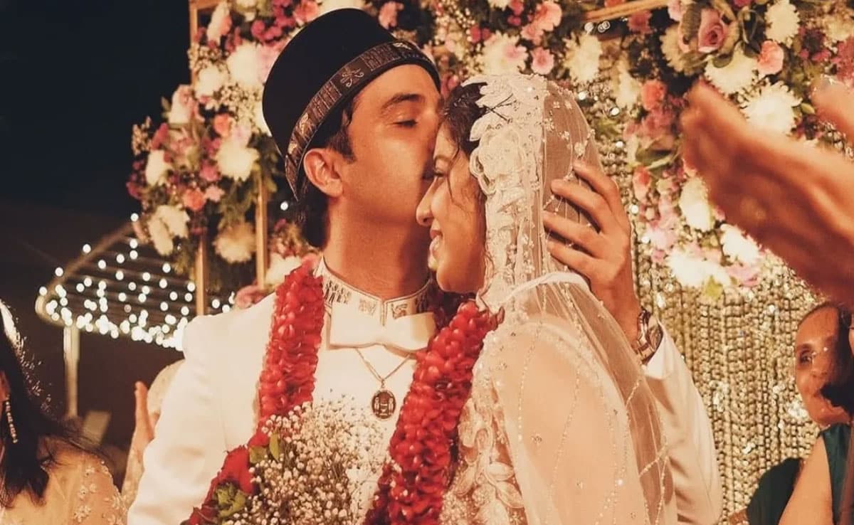 Bollywood actor Meherzan Mazda married his longtime girlfriend Naomi Felfeli as per Parsi rituals.