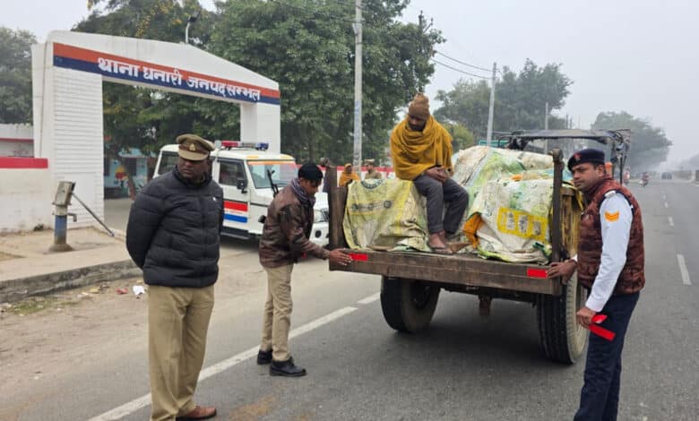Reflectors installed on vehicles in Sambhal. 3