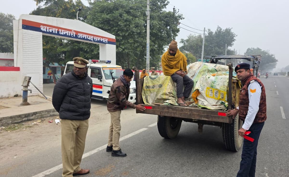 Reflectors installed on vehicles in Sambhal. 3