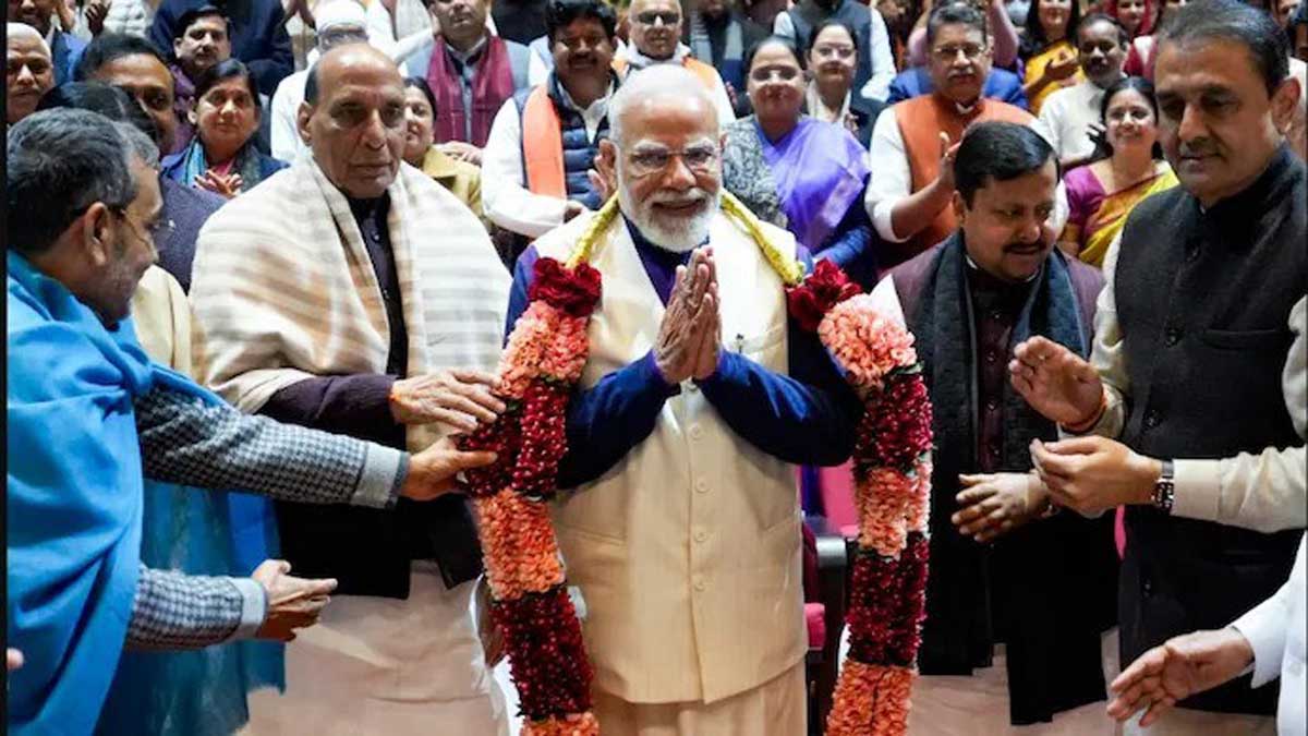 PM Modi welcomed at the NDA meeting