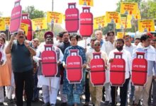 AAP protests Delhi's gas shortage