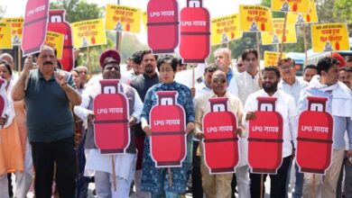 AAP protests Delhi's gas shortage