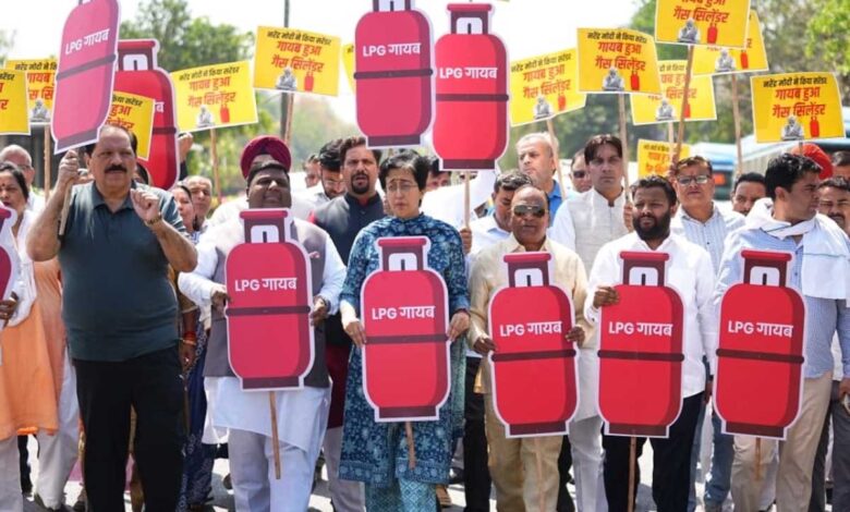 AAP protests Delhi's gas shortage