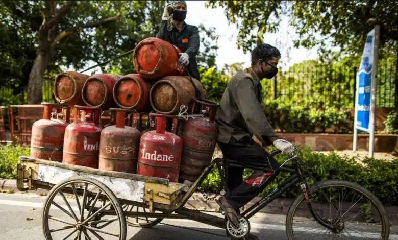 AAP attacks central government over LPG cylinder price hike