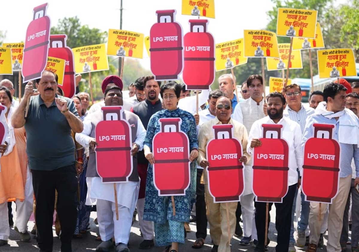 AAP protests Delhi's gas shortage