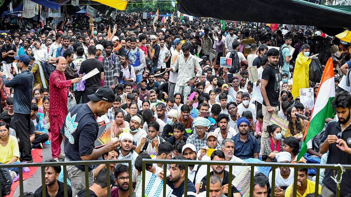According to the Delhi Police 130 youths and 65 students were injured