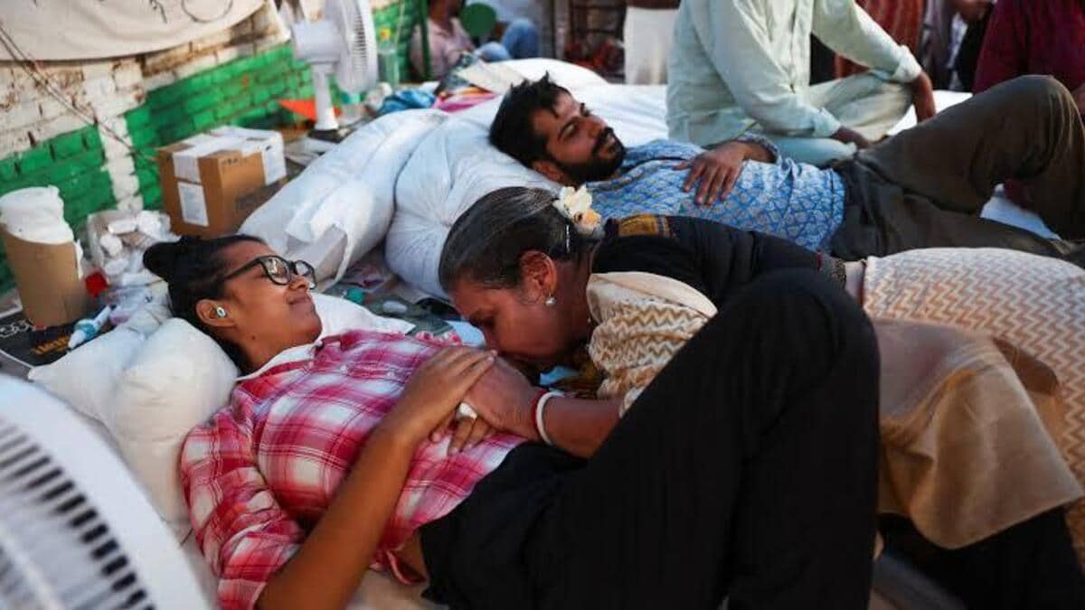 CJP Protest Three AISA student leaders end 23day hunger strike meet Manish Neha and Aamin