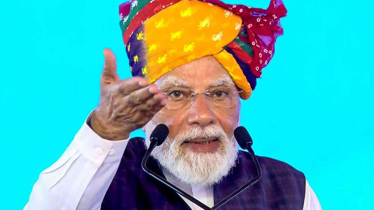 PM Modi appealed for support for handloom weavers and expressed concern over single use plastic