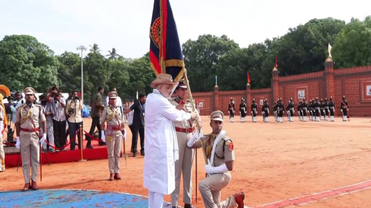Amit Shah presented the title of President Police Colours to Puducherry Police