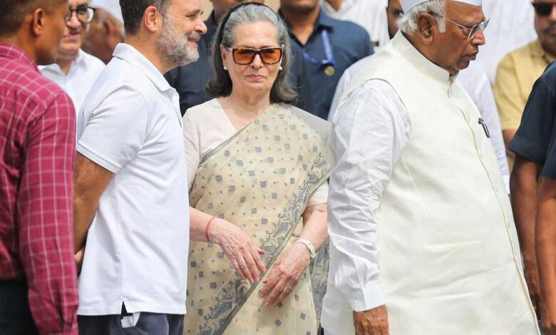 Delhi Police begins investigation into complaint against Rahul Gandhi and Sonia Gandhi over the Vande Mataram controversy.