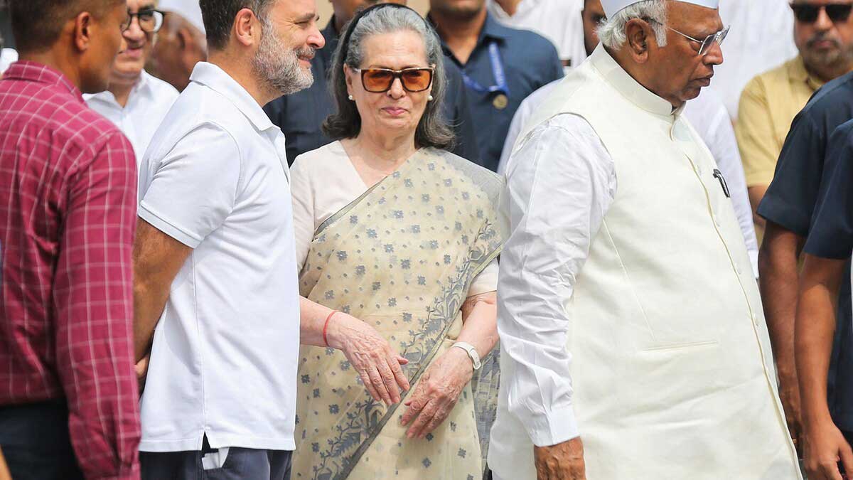 Delhi Police begins investigation into complaint against Rahul Gandhi and Sonia Gandhi over the Vande Mataram controversy.