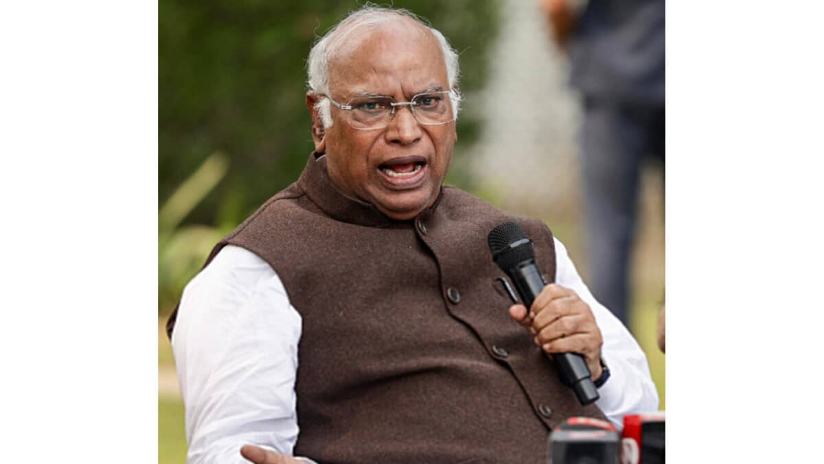 Mallikarjun Kharge clarifies stance on Vande Mataram says Gandhi and Nehru also sang this version