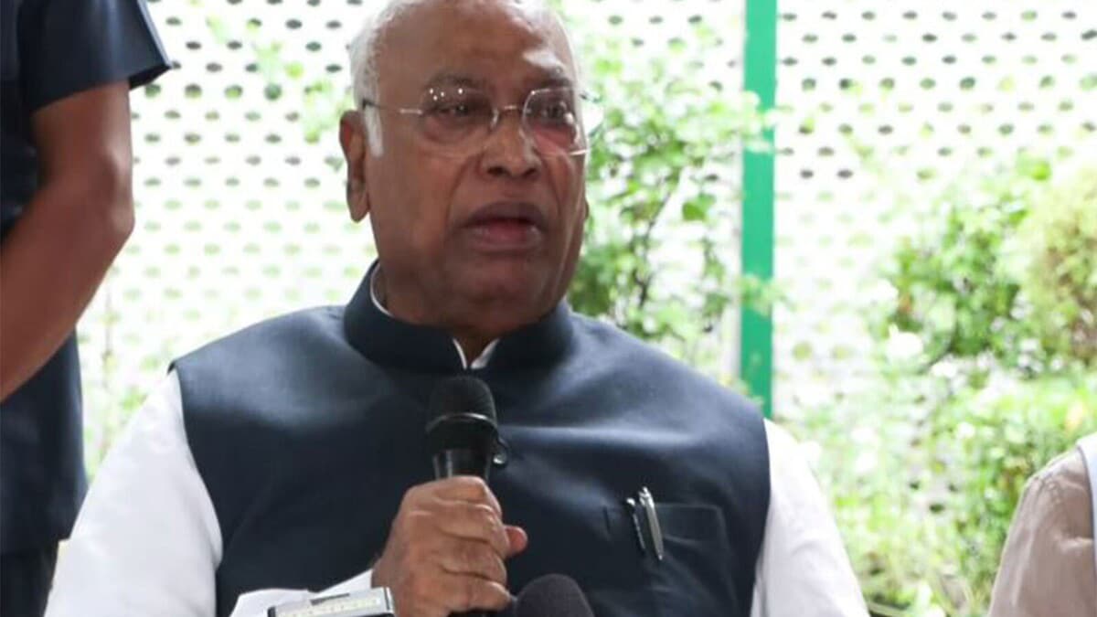 Mallikarjun Kharge demanded a statement from Amit Shah in the House and an apology to the students