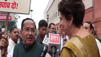 Priyanka Gandhi's reply to the NDA: Rahul Gandhi met with students from Jharkhand.