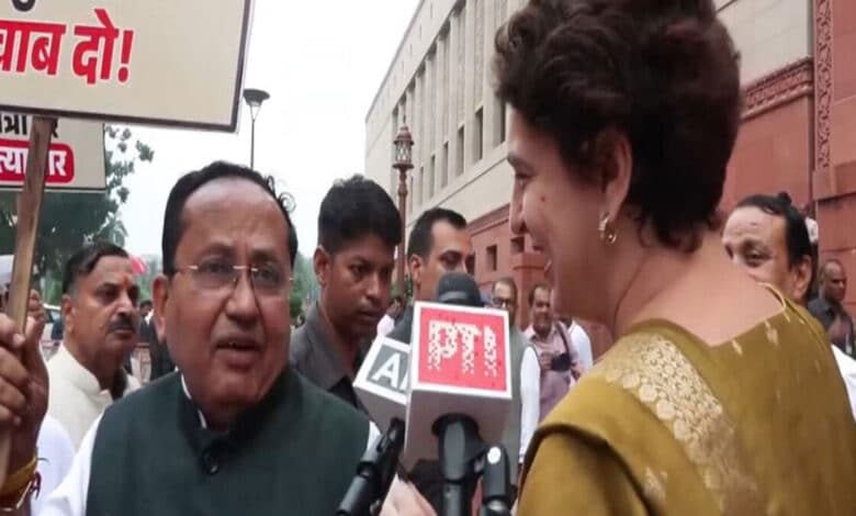 Priyanka Gandhi's reply to the NDA: Rahul Gandhi met with students from Jharkhand.