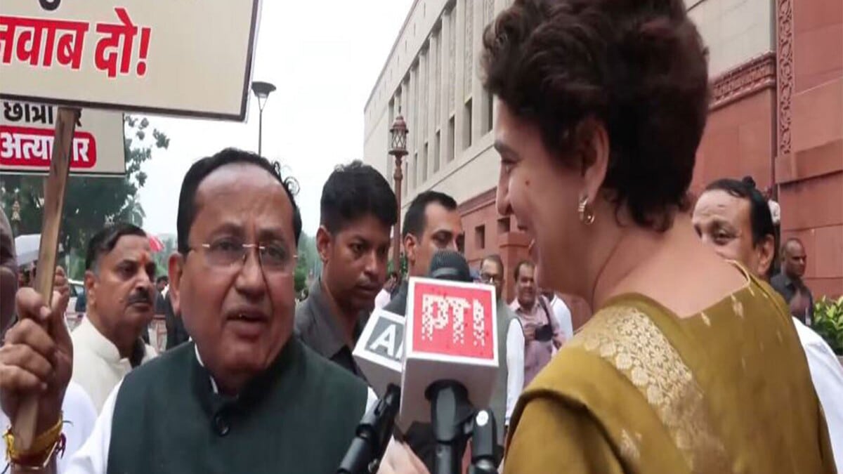 Priyanka Gandhi's reply to the NDA: Rahul Gandhi met with students from Jharkhand.