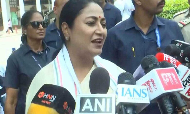 Rekha Gupta critica o Congresso atacando suposto insulto ao Vande Mataram