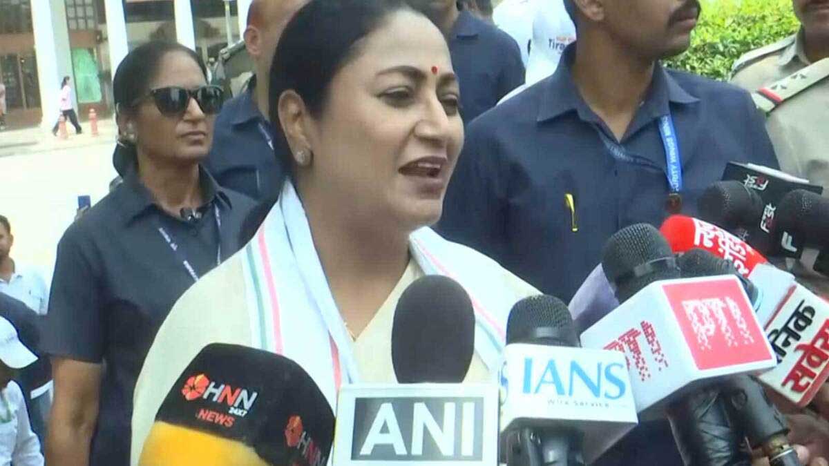 Rekha Gupta critica o Congresso atacando suposto insulto ao Vande Mataram