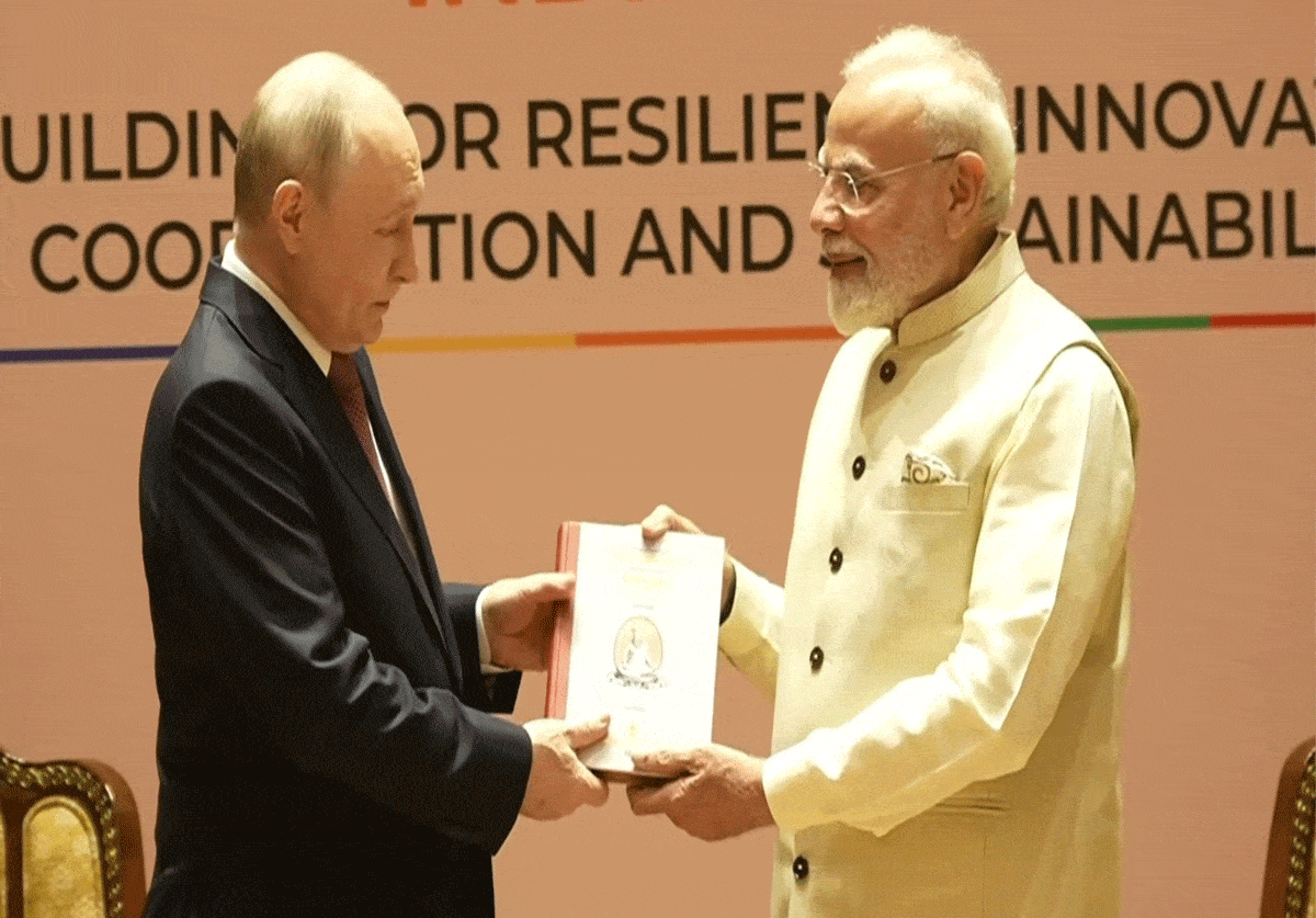 Putin ने PM Modi से की मुलाकात, 2030 तक $100 अरब व्यापार बढ़ाने का लक्ष्य