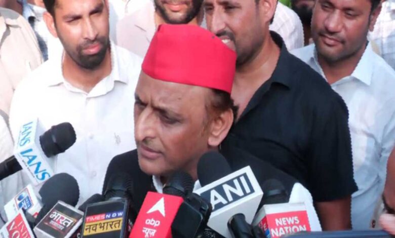 Akhilesh Yadav fulfilled his voting duty in the graduate MLC election