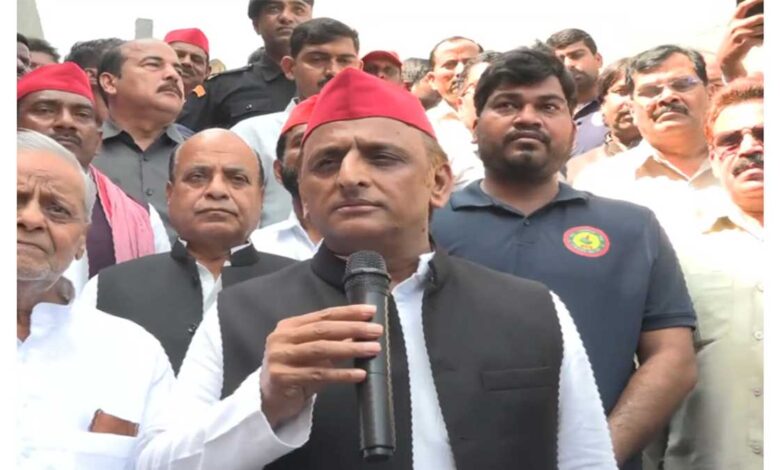 Akhilesh Yadav targeted the Centre over the action taken against protesters in Delhi