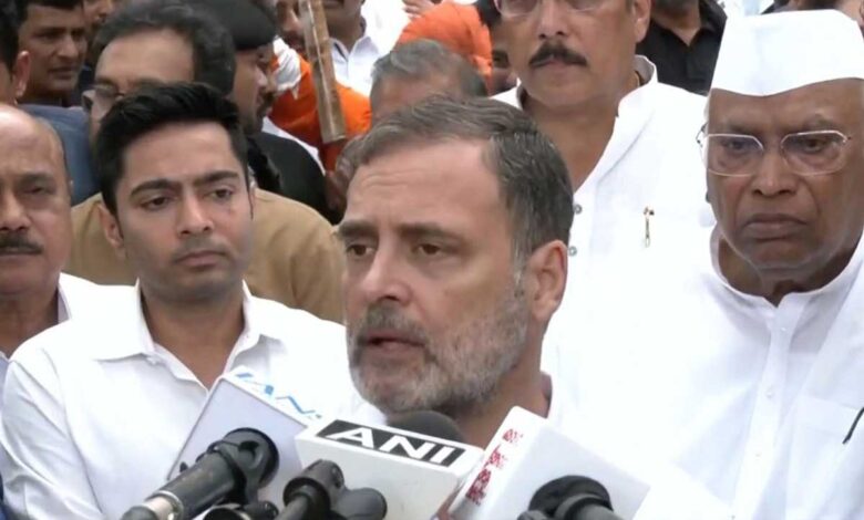 INDIA bloc MP including Rahul Gandhi reached Rajghat to protest against the CEC