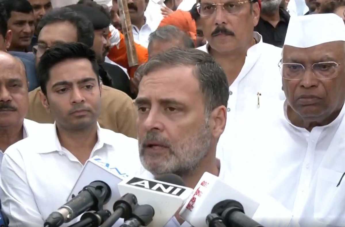 INDIA bloc MP including Rahul Gandhi reached Rajghat to protest against the CEC